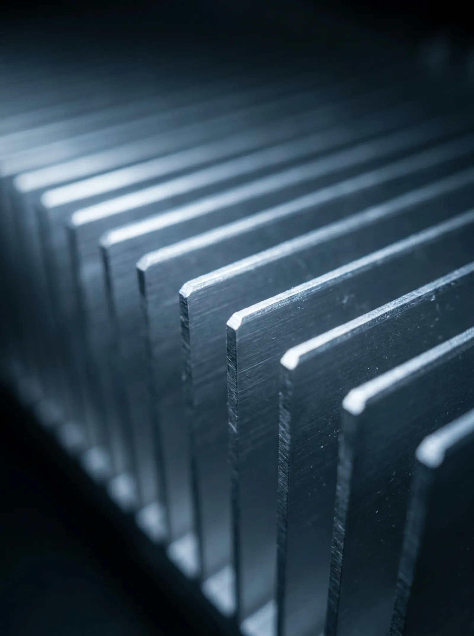 Kühlrippen aus Aluminium im kalten Streiflicht
